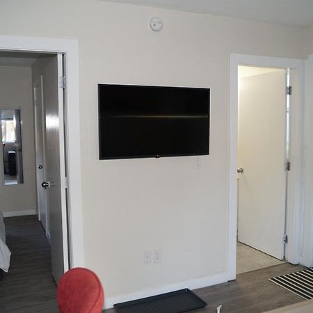 Ground Level One Bedroom Suite Surrey Bagian luar foto